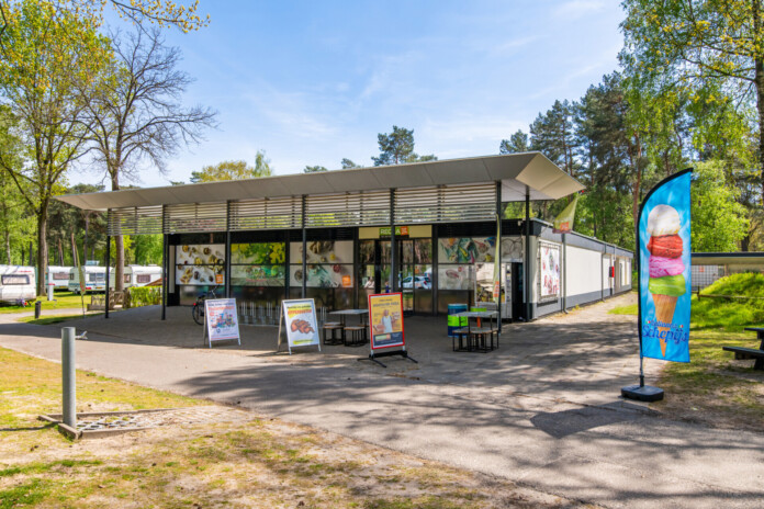 Buitenaanzicht supermarkt vlaggen
